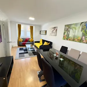 Apartamento 3 Bedrooms 3 Bathrooms Spacious House, Reception, Kitchen, Garden, Parking